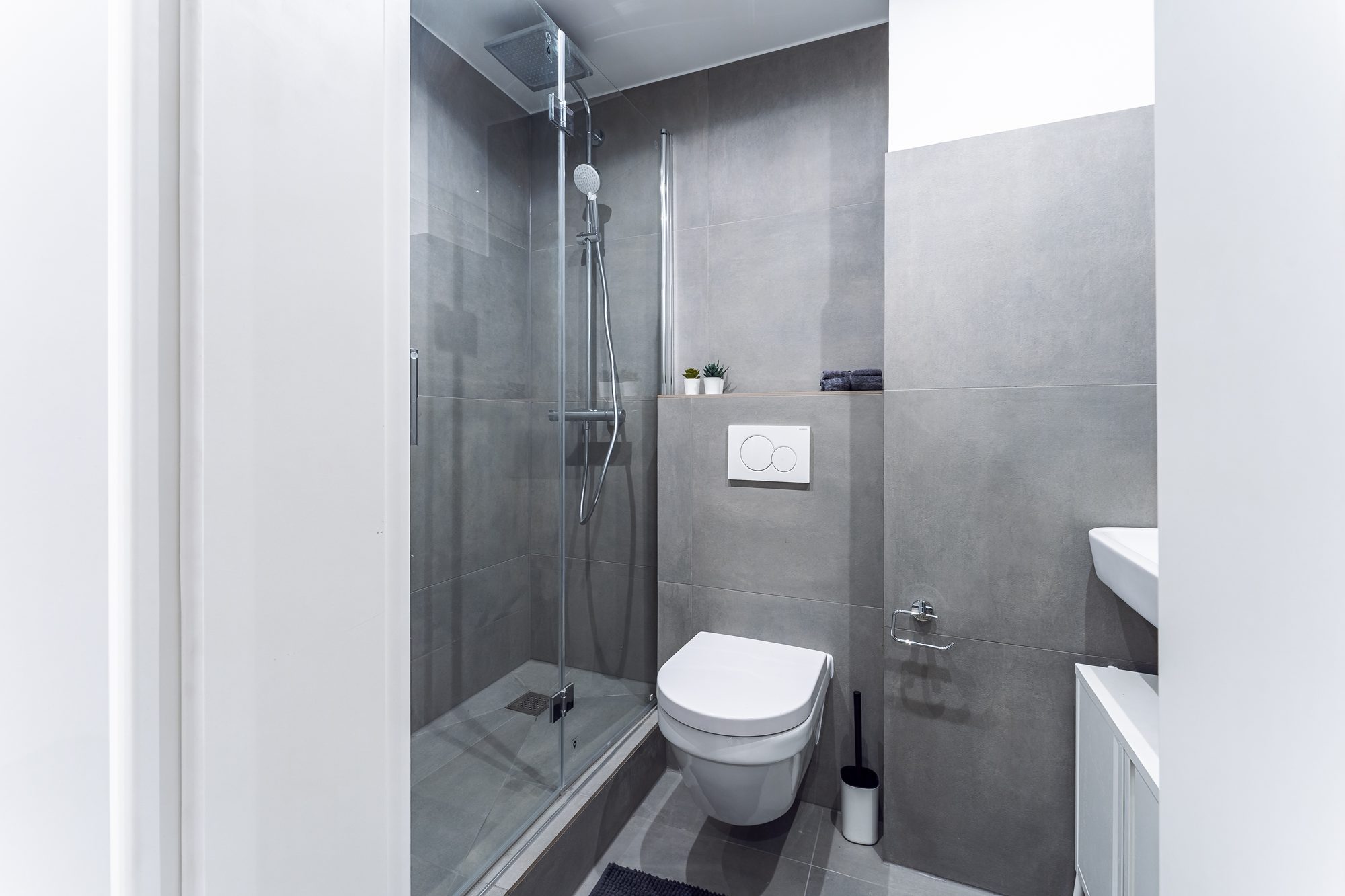 Bad mit bodengleicher Dusche und großformatigen Fliesen